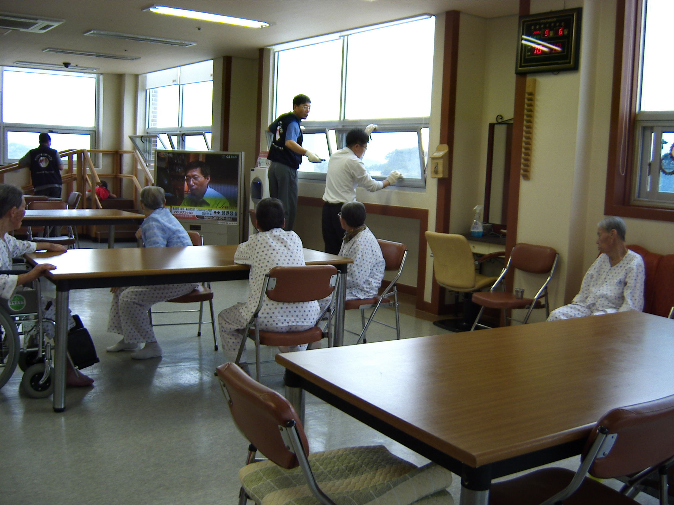 통영지점, 노인요양원 찾아 봉사활동